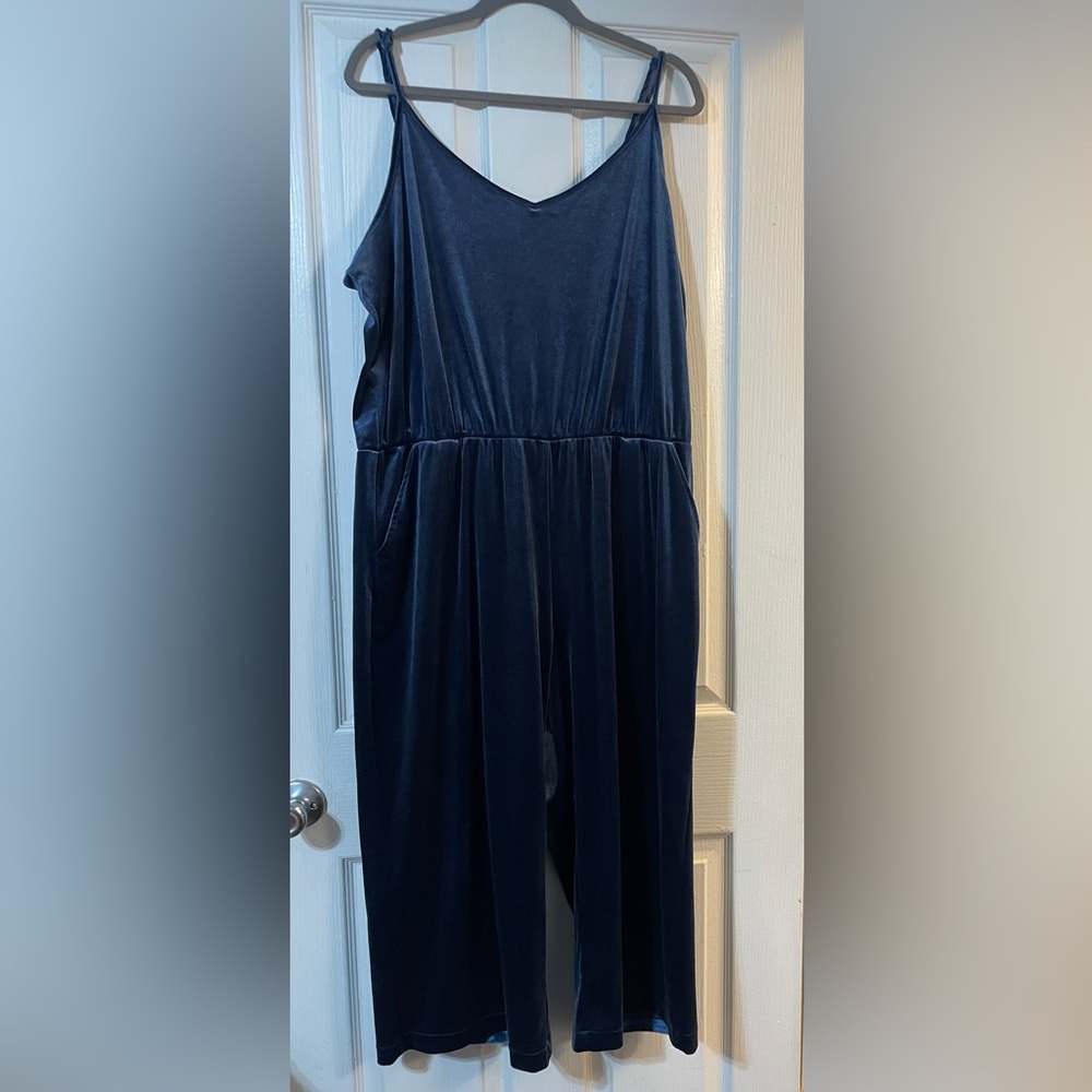 Velvet jumper in the most beautiful navy! Size: XL